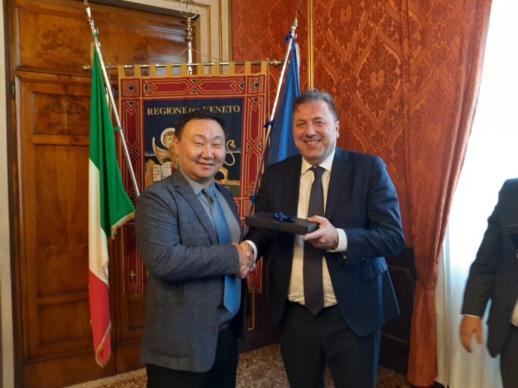 umapess24988053's tweet photo. 5 –  ⬆️ … per aver concepito e supportato ripetute edizioni del Forum Economico Eurasiatico di Verona (quest’anno giungerà alla 16ma edizione: 02/11/23), organizzato dall’Associazione Conoscere Eurasia - guidata da A.  #Fallico  (Presidente anche di Banca Intesa Russia) - ed evento, in passato, patrocinato dai Sindaci di Verona. “Ringrazio l'associazione Conoscere Eurasia e il suo presidente Antonio Fallico per il doppio coraggio dimostrato - ha detto il sindaco Federico  #Sboarina  - La prima volta in primavera, in piena emergenza sanitaria, quando si è deciso di organizzare ugualmente il Forum Euroasiatico nel mese di ottobre, mettendo ancora una volta la nostra città sul palcoscenico internazionale. [ndr. Edizione 2020]”: articolo di “VeronaSera” (da cui immagine sottostante 1), Forum Eurasiatico, relatori e moderatori in presenza ma pubblico online, 21/10/2020,  https://t.co/hVTNB5UIcA

Sembra che il fatto che l’Italia rientri nell’Alleanza Nordatlantica NATO e nell’Unione Europea non interessi a nessuno. Sindaci di discutibile onestà intellettuale possono tranquillamente patrocinare e promuovere iniziative contro l’interesse nazionale senza che i Governi e Procure della Repubblica si sentano autorizzati a far rispettare l’Ordine Costituzionale di questo delirante Paese.

L’edizione del 2022 del Forum di Verona, tenutasi a Baku (27-28/10/2022), in piena invasione russa ai danni dell’Ucraina, si è data un tema eversivo e inquietante: L’Eurasia per UN NUOVO ORDINE geopolitico ECONOMICO E SOCIALE: upgrading to a new people-centered economy. Il livello politico e strategico dei partecipanti russi, tra cui l’oligarca I. SECHIN, lascia senza parole rivelando l’intenzione di SOVVERTIRE L’OCCIDENTE, la nostra economia e la nostra organizzazione sociale: “L’evento voluto da Fallico si tiene quest’anno [ndr. 2022] nella capitale azera per permettere la presenza dei fedelissimi di Putin SANZIONATI dall’Ue. Non poteva mancare Sechin , numero uno di Rosneft, che ha lanciato accuse agli USA e all’Occidente. Ma non è stato l’unico.” “[…] nel discorso di Sechin, che è stato in larga parte dedicato ad attaccare l’Occidente e gli Stati Uniti […] La causa dell’attuale crisi energetica ‘non è la situazione in Ucraina né la pandemia, ma il deficit degli investimenti dovuto a una politica irresponsabile e avventuristica sui temi della velocità della transizione verde e dalle sanzioni contro la Russia.”, dall’articolo di G. Carrer, Che si dice al Forum Filorusso di Verona (che ha traslocato a Baku), “Formiche. net”, 28/10/2022 (da cui immagine sottostante 2),   https://t.co/jmNg2KD2PX ).

Nutriti ed “eccellenti”, gli interventi Italiani: Giorgio BIANCHI, Alessandro DI BATTISTA, Romano PRODI, Alessandro BIANCHI (“direttore dell’ ‘Antidiplomatico’, considerato il megafono del Movimento 5 Stelle per la propaganda di Putin in Italia”: Carrer, Op. cit.), Vito PETROCELLI, Pino ARLACCHI (“che da europarlamentare nel 2013 aveva difeso le elezioni in Azerbaijan come ‘libere, eque e trasparenti’ contrariamente a quanto sostenuto da diverse organizzazioni tra cui l’OCSE e Human Rights Watch”: Carrer, Op. cit.).

Il forum eurasiatico non è solo un palcoscenico ideale per la propaganda putinista, ma è stato concepito come uno strumento per incentivare e sviluppare in tutto il nord-est un’economia eurasista volta a coinvolgere gli imprenditori in un progetto geopolitico e geoeconomico che si contrappone ai piani e alle finalità del nostro Paese e di tutto l’Occidente. Il disegno geopolitico e geoeconomico “alternativo” non si ferma alla Russia, ma si rivolge anche ad altre rotte eurasiste, tra cui Cina e Mongolia; a tal proposito, il Consiglio Regionale veneto non si è fatto certo spaventare dalla guerra e persegue imperterrito le proprie rotte commerciali. Il Consigliere Regionale L. SANDONÀ nel 2023 asserisce: “E’ necessario che la nostra Regione si faccia sempre più parte attiva nel collaborare con nuove realtà e nuovi mondi, per aprire nuovi mercati e possibilità commerciali per le nostre aziende anche nei settori da sviluppare relativi al turismo. Con la Mongolia, un paese vasto, immenso, dalle enormi potenzialità, si possono aprire opportunità importanti nel settore dell’agroalimentare, del tessile, del minerario e delle materie prime, metalmeccanico e dell’agrimeccanica e del turismo appunto”. [ndr. Ma chi ci crede?!] (B. Majer, Sandonà (Lega – LV): “Il Veneto pronto a nuove collaborazioni con la Mongolia”, Notizie +, 28/02/2023,  https://t.co/V6qdPj8kzB ).

Mi domando: - E’ così difficile individuare i canali della propaganda filorussa in Italia? Non è ora di fermarla?  @GiorgiaMeloni #DipartimentoInformazioniSicurezza  #StopRussianPropagandists #StopHybridWarfare #ViaDellaSeta #ViaDellaRussia #VeronadOriente

[Immagini – 1. Sboarina – Fallico, Forum Economico Eurasiatico 2020 (VR): foto da “VeronaSera”, fonte sopraccitata; 2. 15ma edizione forum Economico Eurasiatico di Verona (tenuto a Baku: foto da “Formiche. net”, fonte sopraccitata): notare gli sponsor! 3. Messaggio del pontefice (!), intervento per “la cura della Casa Comune” (10ma edizione forum), da sito Forum 16ma ed. 2023, https://t.co/4WVNjeXPrn 4. Sandonà riceve, in Cons. Regionale, rappresentante Mongolia: foto da Notizie +, fonte sopraccitata] 5/n >>>