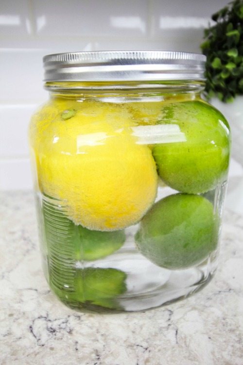 MallettsTruro's tweet photo. Julie's top tip for keeping lemons and limes fresh in the fridge...
Place the whole fruit in a jar of water and close the lid, pop in the fridge They will be as good as new up to 3 weeks later.
#sustainability #lessfoodwaste https://t.co/wJQmMxMzLI