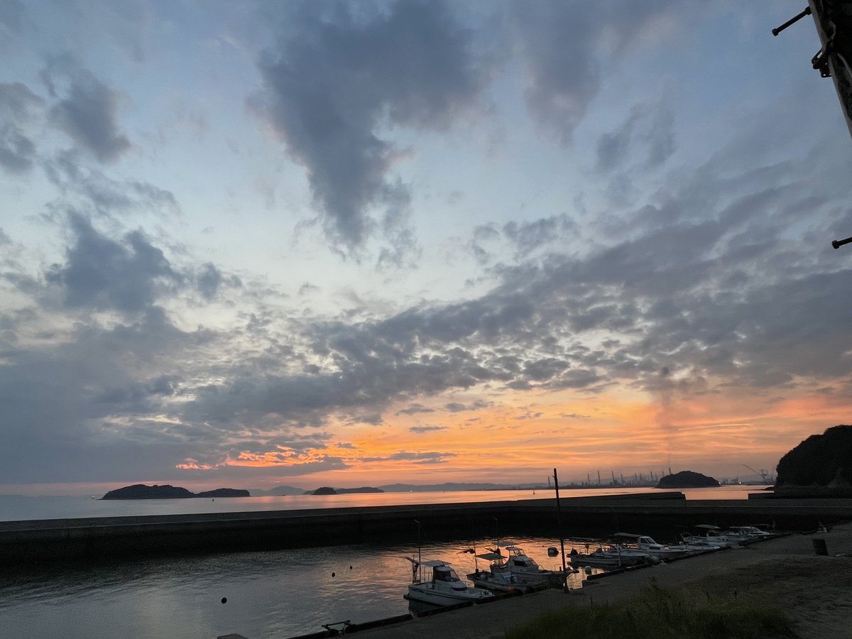 tk80aaaa's tweet photo. 倉敷市児島に通生の夕焼け

今日も焼けました
素晴らしい夕焼けに🍻
コンビナートが夕焼け空に囲まれてなんとも怪しい風景に、今夜は何か起こるかもです

そう
今晩九時から
いよいよiPhone15
の予約開始ですね

#倉敷 #高室 #児島 #夕焼け #iPhone #美景 #絶景 #コンビナート https://t.co/a181XOOtx4