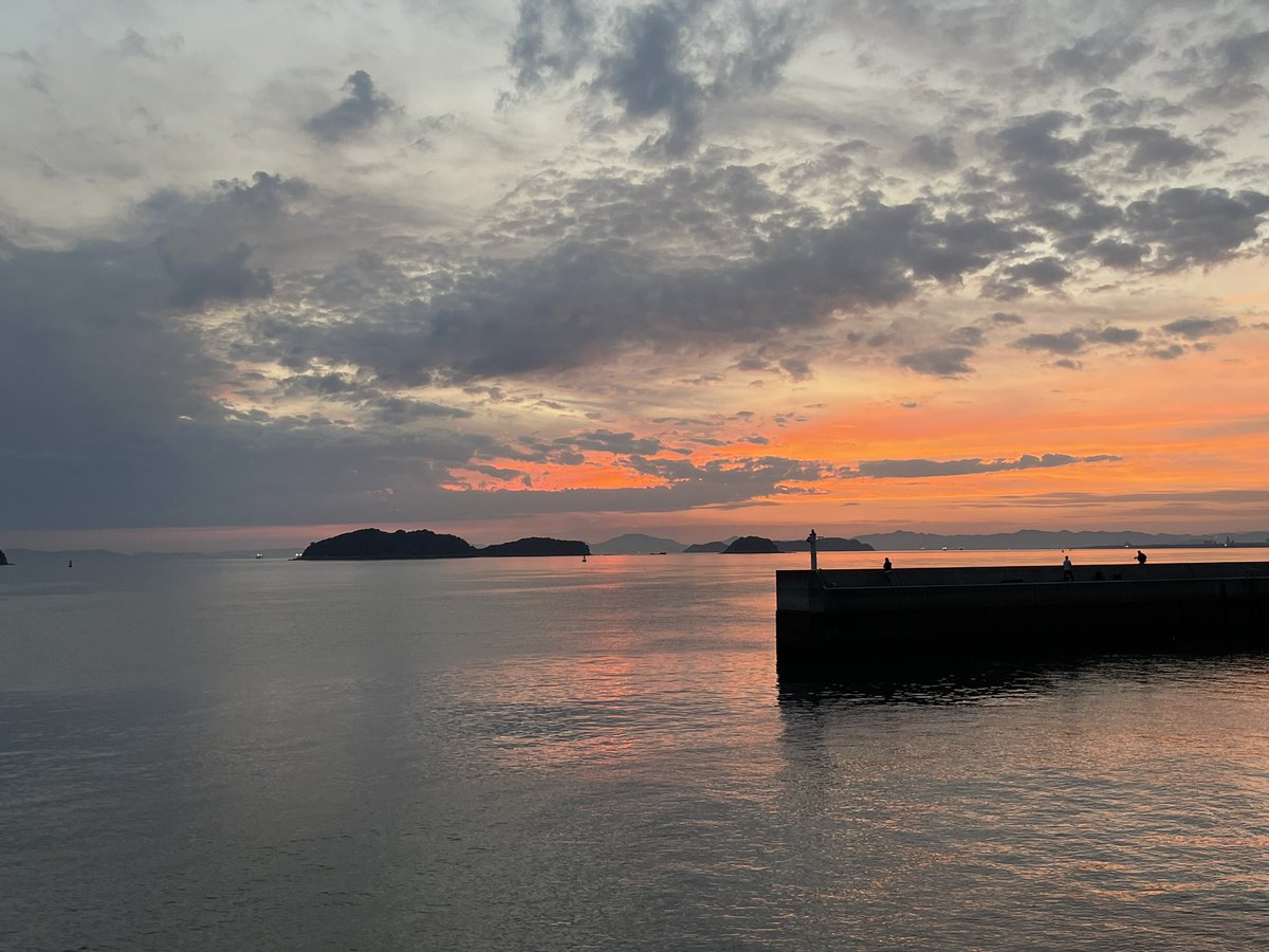 tk80aaaa's tweet photo. 倉敷市児島に通生の夕焼け

今日も焼けました
素晴らしい夕焼けに🍻
コンビナートが夕焼け空に囲まれてなんとも怪しい風景に、今夜は何か起こるかもです

そう
今晩九時から
いよいよiPhone15
の予約開始ですね

#倉敷 #高室 #児島 #夕焼け #iPhone #美景 #絶景 #コンビナート https://t.co/a181XOOtx4
