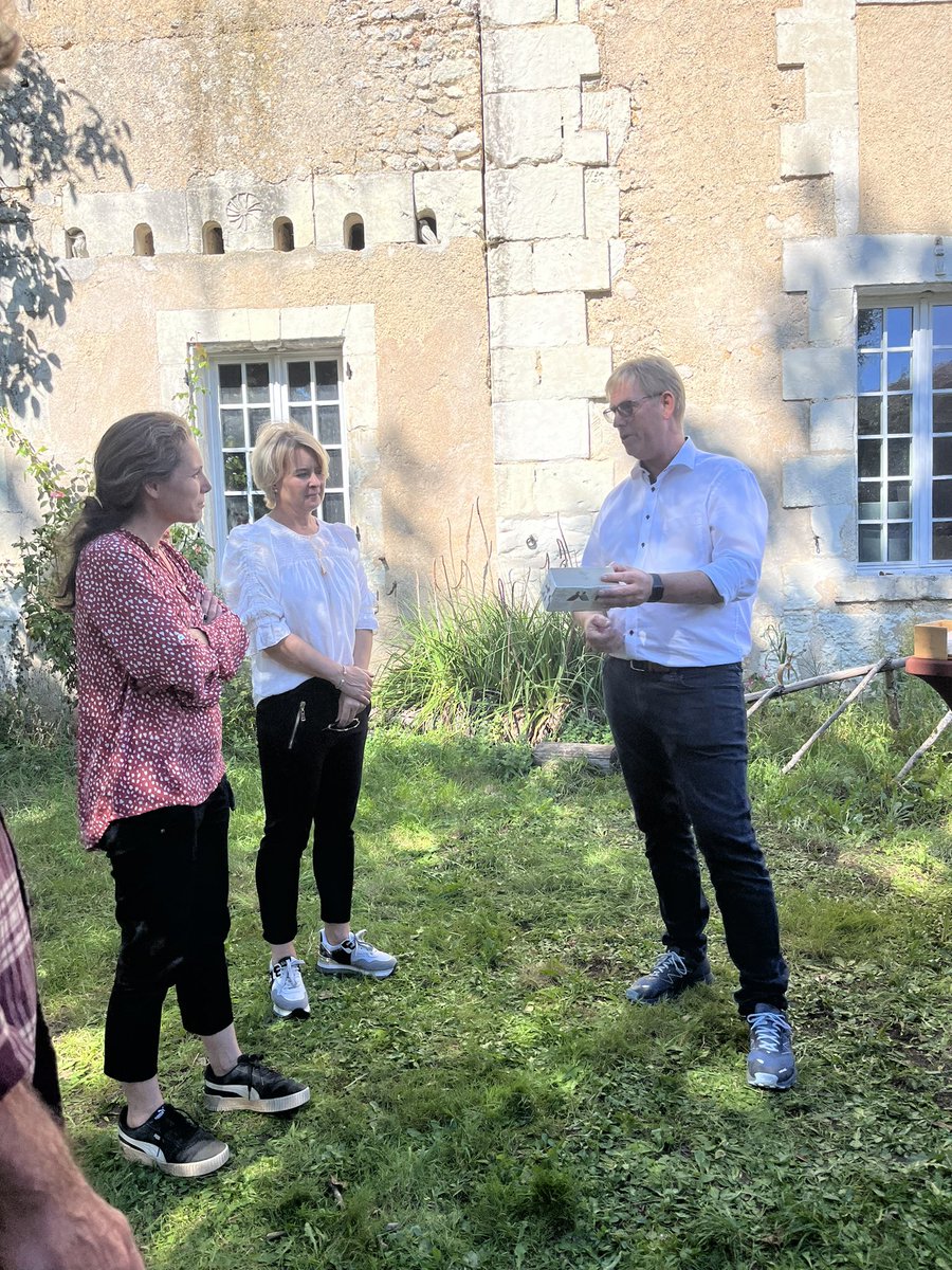 Europe_RCVL's tweet photo. 🇪🇺🇫🇷🇩🇰
Merci à #Zonei qui a accueilli ce matin notre délégation franco-danoise pour une séquence #culture et #transitionecologique avec la VP @DelphineBenassy et @terresduson 📷🖼️ 
Un lieu culturel exceptionnel : https://t.co/WLpqPD7R1G https://t.co/4VEv1bKbyD