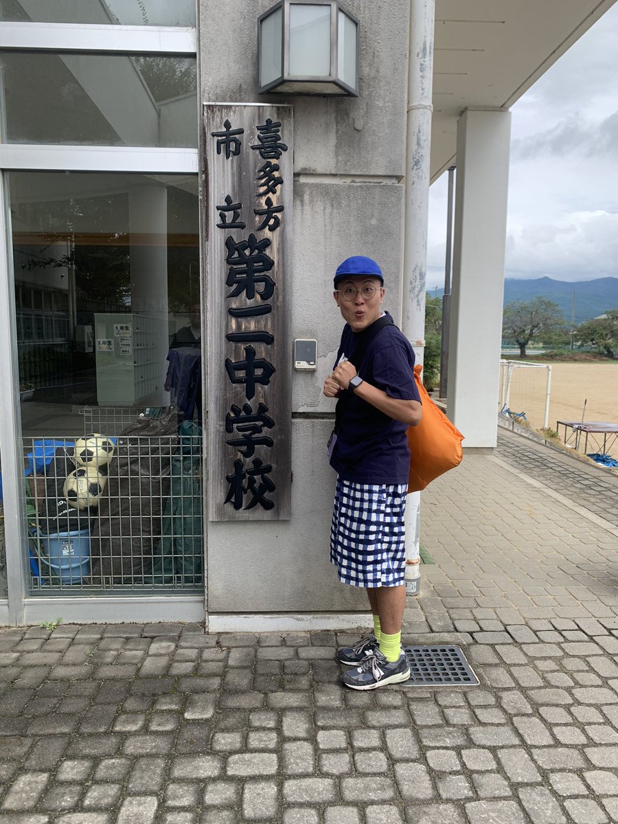 FinFinTakahashi's tweet photo. 母校の喜多方二中で漫才をやるという夢のような仕事をやらせてもらいました！！！

中学時代を振り返るVTR作ってもらったり、担任だった先生と再会して褒めてもらったりと母校は僕を泣かせに来ていました🥹
最高な時間をありがとうございました✌🏻 https://t.co/NBAmrSRaPZ