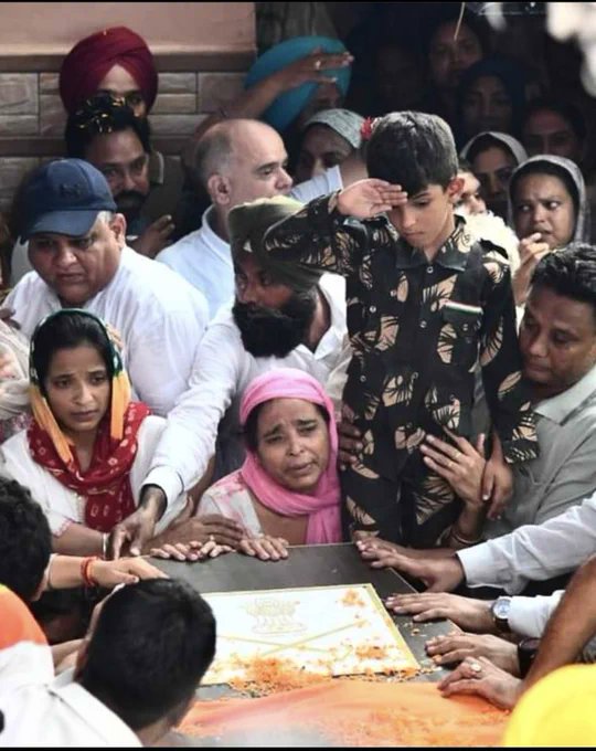 SmritiSharma_'s tweet image. Colonel Manpreet Singh&apos;s young son saluted his father one last time as the slain officer was cremated with full military honors.💔

#ColonelManpreetSingh