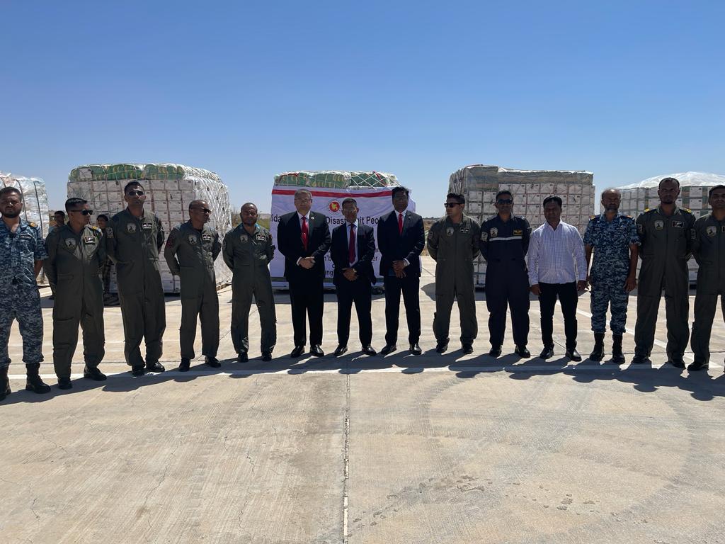 BDMOFA's tweet photo. The 🇧🇩 aircraft, J-130, carrying humanitarian assistance for the disaster-affected people of 🇱🇾 arrived in Benghazi today at around 3:30 BST. Maj Gen Hasnat, 🇧🇩 Amb to 🇱🇾, handed over this assistance to Mr. Issa Al Falla,  member of the board of the Humanitarian Relief Agency. https://t.co/OptV1WOD5A