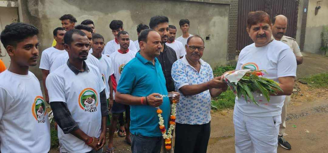 rajsinhabjp's tweet photo. सुगियाडीह में श्री खेदन महतो जी, आजसू छात्र संघ के अध्यक्ष  छोटे भाई हीरालाल महतो जी, नेहरू युवा केंद्र के श्री रवि मिश्रा जी एवं नेहरू युवा केंद्र के साथियों व ग्रामीणों के साथ घर-घर जाकर अमृत कलश में मिट्टी एकत्रित की।
#MeriMaatiMeraDesh

@blsanthosh @BJP4India @BJP4Jharkhand @BJP4Dhanbad1