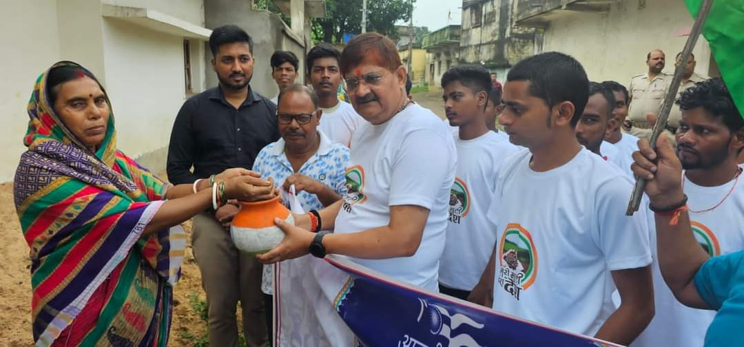 rajsinhabjp's tweet photo. सुगियाडीह में श्री खेदन महतो जी, आजसू छात्र संघ के अध्यक्ष  छोटे भाई हीरालाल महतो जी, नेहरू युवा केंद्र के श्री रवि मिश्रा जी एवं नेहरू युवा केंद्र के साथियों व ग्रामीणों के साथ घर-घर जाकर अमृत कलश में मिट्टी एकत्रित की।
#MeriMaatiMeraDesh

@blsanthosh @BJP4India @BJP4Jharkhand @BJP4Dhanbad1