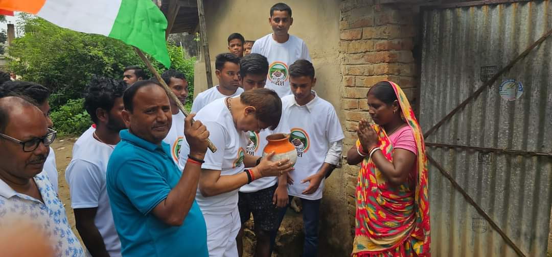 rajsinhabjp's tweet photo. सुगियाडीह में श्री खेदन महतो जी, आजसू छात्र संघ के अध्यक्ष  छोटे भाई हीरालाल महतो जी, नेहरू युवा केंद्र के श्री रवि मिश्रा जी एवं नेहरू युवा केंद्र के साथियों व ग्रामीणों के साथ घर-घर जाकर अमृत कलश में मिट्टी एकत्रित की।
#MeriMaatiMeraDesh

@blsanthosh @BJP4India @BJP4Jharkhand @BJP4Dhanbad1