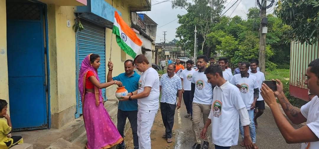 rajsinhabjp's tweet photo. सुगियाडीह में श्री खेदन महतो जी, आजसू छात्र संघ के अध्यक्ष  छोटे भाई हीरालाल महतो जी, नेहरू युवा केंद्र के श्री रवि मिश्रा जी एवं नेहरू युवा केंद्र के साथियों व ग्रामीणों के साथ घर-घर जाकर अमृत कलश में मिट्टी एकत्रित की।
#MeriMaatiMeraDesh

@blsanthosh @BJP4India @BJP4Jharkhand @BJP4Dhanbad1