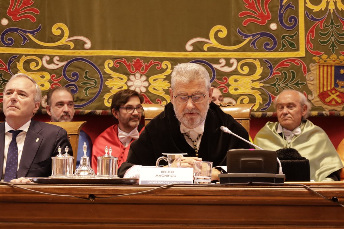 unizar's tweet photo. Un antiguo presidente de @Harvard, Derek Bok, dijo una vez: 'Si crees que la educación es cara prueba con la ignorancia'. Mayoral coincide con @Jorge_Azcon en que el conocimiento es la base de la sociedad y que invertir en Universidad es hacerlo en ciencia, futuro y desarrollo https://t.co/AtLHHbFTbb