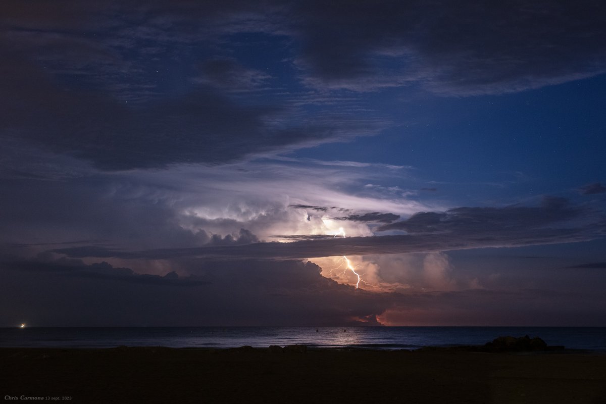 CCChrispic's tweet photo. Dans la nuit du 12 au 13/09, des #orages se forment au large des Bouches-du-Rhône. Malgré quelqs nuages, bonne visibilité depuis le littoral héraultais. Activité extranuageuse généreuse, dommage que ce soit si distant ! #boltfromtheblue
HQ : https://t.co/q79yPV5dj7 & 2082 & 2083 https://t.co/5VyUCDtytj