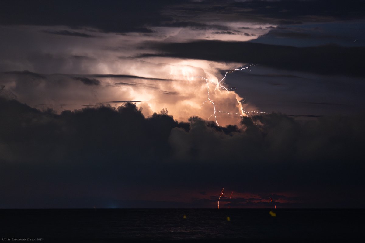 CCChrispic's tweet photo. Dans la nuit du 12 au 13/09, des #orages se forment au large des Bouches-du-Rhône. Malgré quelqs nuages, bonne visibilité depuis le littoral héraultais. Activité extranuageuse généreuse, dommage que ce soit si distant ! #boltfromtheblue
HQ : https://t.co/q79yPV5dj7 & 2082 & 2083 https://t.co/5VyUCDtytj