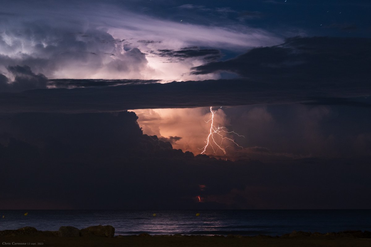 CCChrispic's tweet photo. Dans la nuit du 12 au 13/09, des #orages se forment au large des Bouches-du-Rhône. Malgré quelqs nuages, bonne visibilité depuis le littoral héraultais. Activité extranuageuse généreuse, dommage que ce soit si distant ! #boltfromtheblue
HQ : https://t.co/q79yPV5dj7 & 2082 & 2083 https://t.co/5VyUCDtytj
