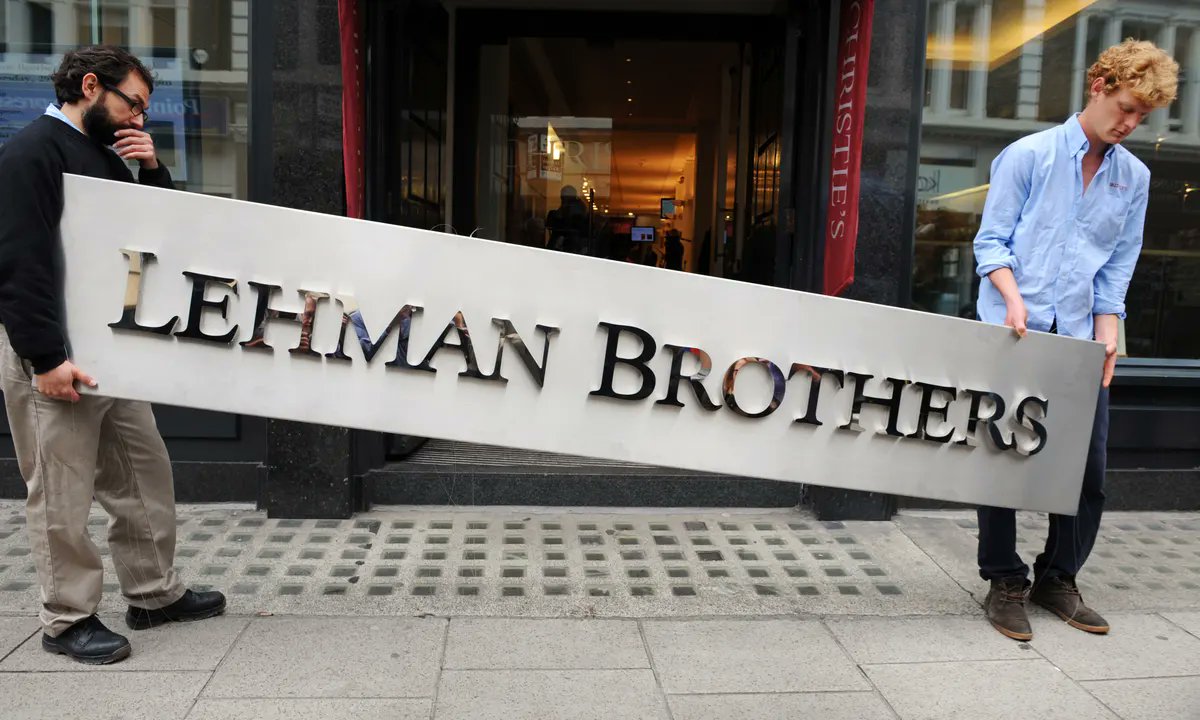 #TarihteBugün 15 Eylül 2008'de, Lehman Brothers'ın iflası, finans tarihinde dönüm noktası bir anı olarak kaydedildi. Bu köklü Amerikan yatırım bankası, büyük ölçüde emlak ve mortgage piyasasındaki sorunlar nedeniyle iflas etti. Lehman Brothers'ın çöküşü, Amerikan ekonomisini