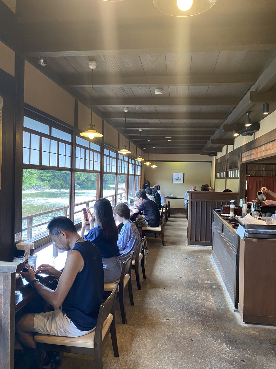 emk_plus's tweet photo. おかげ横丁の五十鈴川カフェ☕️
五十鈴川を眺めながら、ゆっくりのんびりできて、スゴく良かったな〜♪
コーヒーも美味しかったです。
(ちなみにお団子は、入り口の所にある別のお店で買ったもの。持込OKでした🙆‍♀️)

#五十鈴川カフェ #おかげ横丁 
雰囲気が素敵な #カフェ https://t.co/oT7hKwvpO3