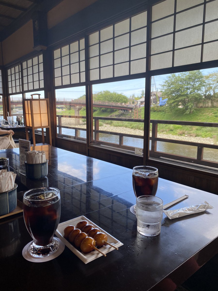 emk_plus's tweet photo. おかげ横丁の五十鈴川カフェ☕️
五十鈴川を眺めながら、ゆっくりのんびりできて、スゴく良かったな〜♪
コーヒーも美味しかったです。
(ちなみにお団子は、入り口の所にある別のお店で買ったもの。持込OKでした🙆‍♀️)

#五十鈴川カフェ #おかげ横丁 
雰囲気が素敵な #カフェ https://t.co/oT7hKwvpO3