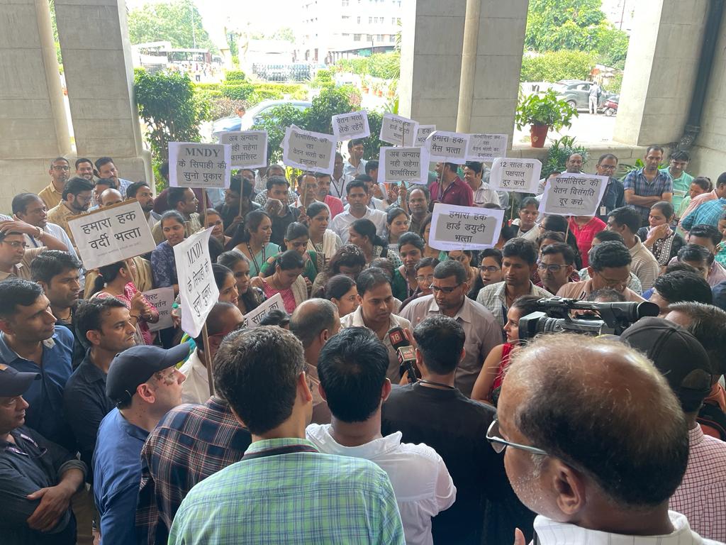 आन्दोलन को चलते25 दिन हो गए .....
अब तो गहलोत सरकार सुन लो पुकार सुन लो पुकार.......
#11वर्षो_की_लंबित_मांगे
#मांगते_मांगते_थक_गए 
<a href="/ashokgehlot51/">Ashok Gehlot</a> 
<a href="/_lokeshsharma/">Lokesh Sharma</a> 
<a href="/plmeenaINC/">Parsadi Lal Meena</a> 
<a href="/artizzzz/">Arti Dogra</a>
<a href="/RajGovOfficial/">Government of Rajasthan</a> 
<a href="/CMHelpdesk/">Rajasthan CM Helpdesk</a>
Jai pharmacist