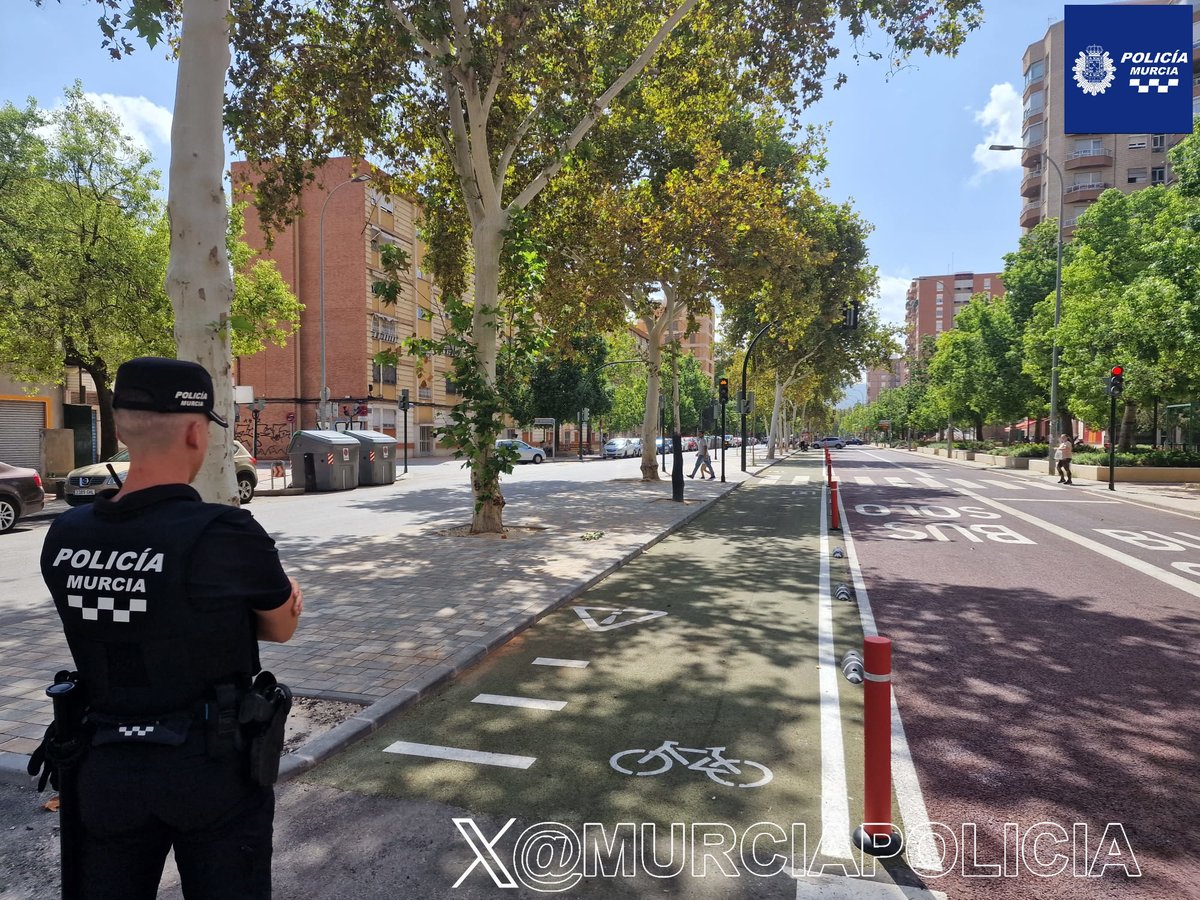 MurciaPolicia's tweet photo. Estamos realizando un control de estacionamientos indebidos en la Avda. de la Fama.
Recordamos que está prohibido estacionar en el parterre central de esta avenida
Tu cooperación en el cumplimiento de las normativas viales es fundamental para mantener la fluidez del tráfico https://t.co/1AKPnaKDa3