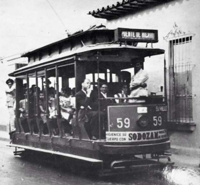 ¿Qué nombre recibió este moderno sistema de transporte colectivo caraqueño impulsado por energía eléctrica?
Estuvo activo desde 1907 hasta 1947 y la primera ruta inaugurada cubría el trayecto Puente Hierro - El Valle
-Trolebús
-Funicular
-Tranvía 
- Carrito por puesto