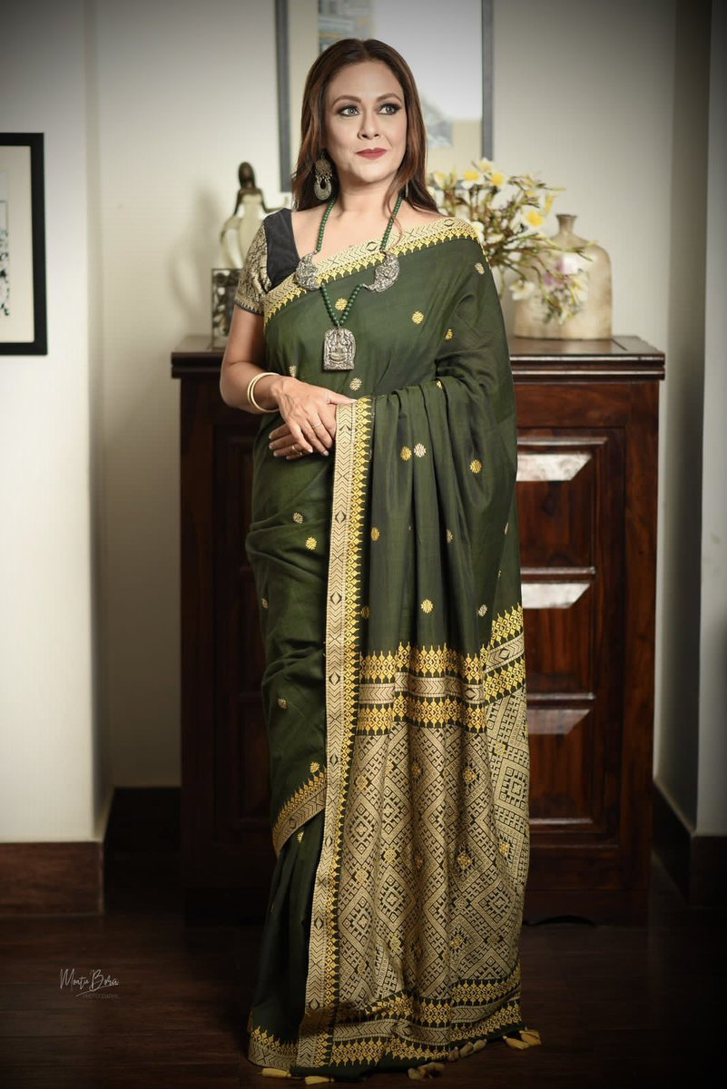 🖤Elated to be a part of this campaign. Handloom Hues aesthetic take on the Saree woven in the color of life, growth and fertility- Bottle green 🖤
#assamesesaree #wovensaree #traditionalsaree 
#mekhela #mekhelasador #mekhalachador #mekhelasadoronline #mekhelachador