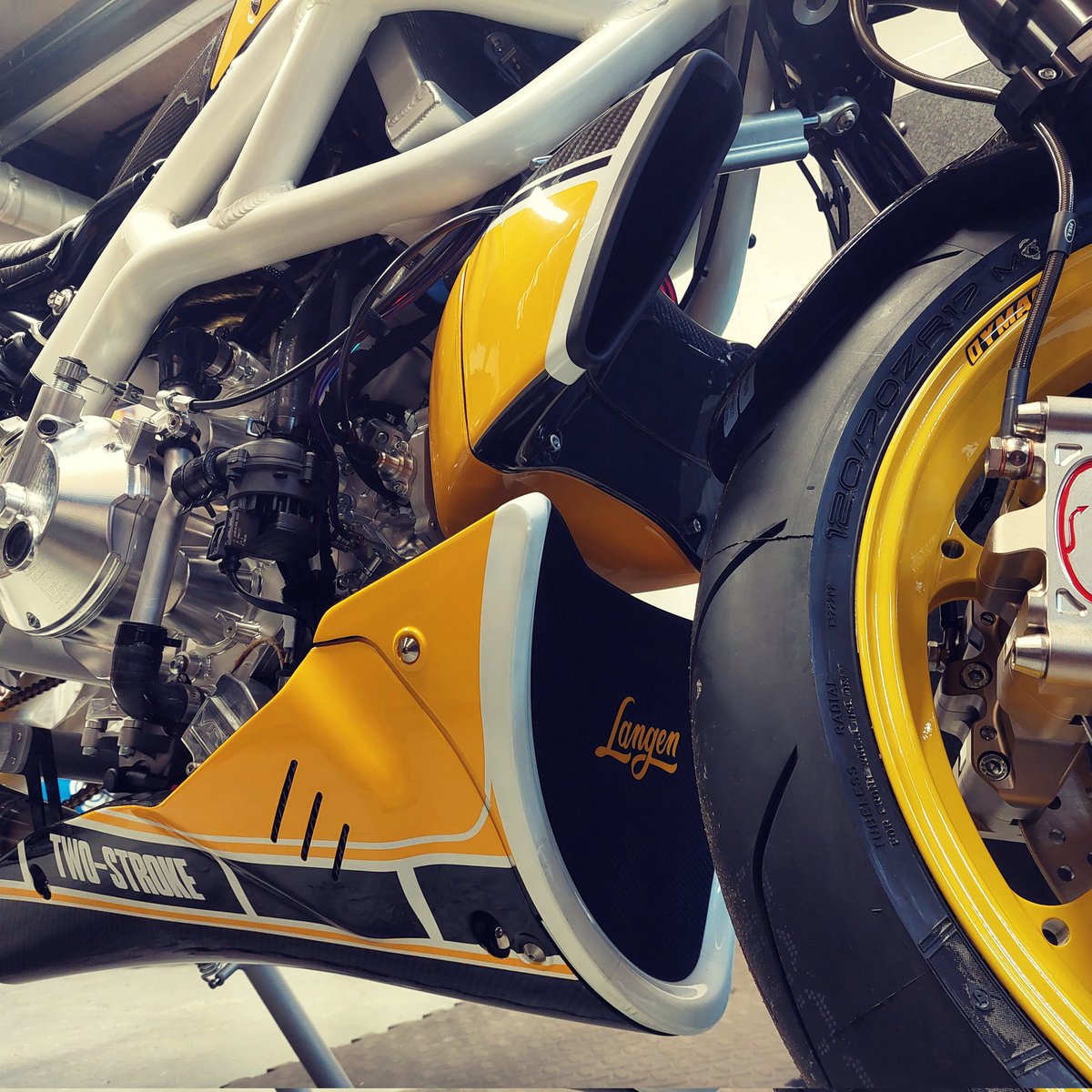 One for the classic 2 Stroke racing fans. 
Another exquisite customer build.

#custompaint #kennyroberts  #twostrokelife #2strokes #custommotorcycles #langen