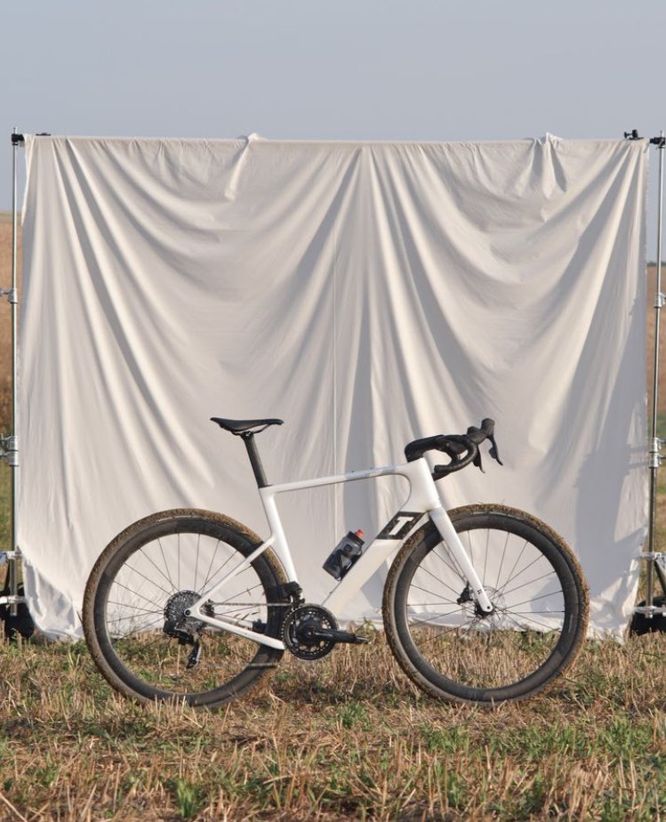sanferbike's tweet photo. 🇮🇹 Nuevas @3tbike RaceMax Made In Italy con la nueva potencia de carbono de producción artesanal MORE que integra eficazmente el cableado. Muy pronto en @sanferbike #passionforcycling #3texploro #3tbike #premiumcycling #premiumbikeshop #ciclismomadrid https://t.co/VtXe65XzGf
