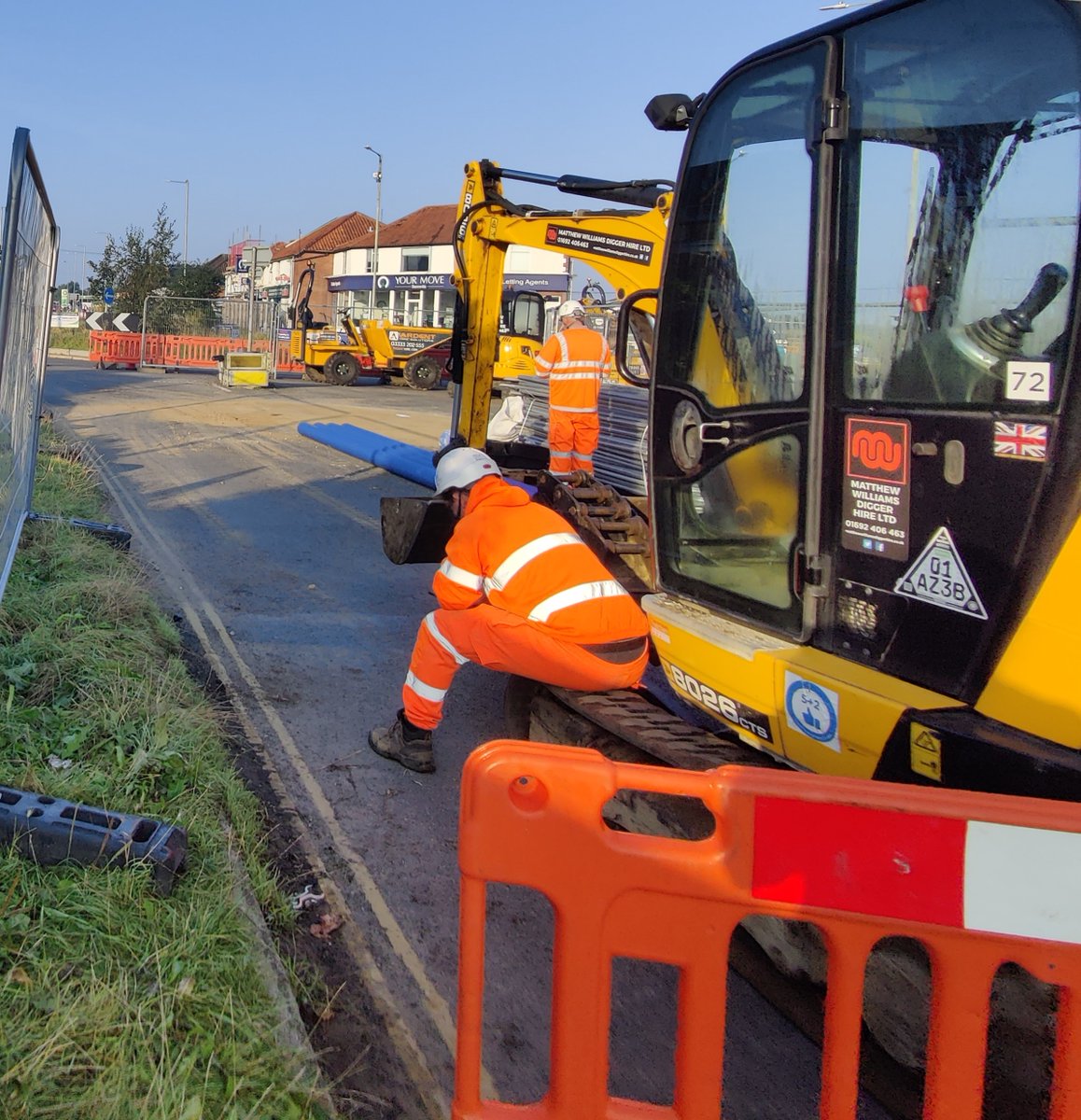 It seems Aldi have had a moan &amp; the Traffic lights have been turned off &amp; barriers moved to give better access to Aldi car park, still no obvious work has been done on the actual roundabout picture of busy workers 8.15 am #heartseaseroundabout #thorpestandrew #norwich #roadworks