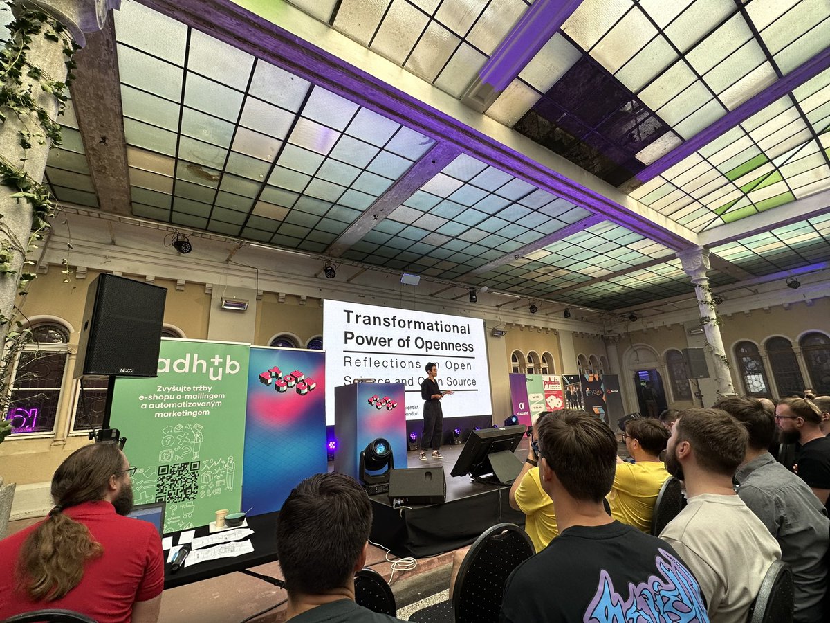 furkanmtorun's tweet photo. So nice to meet and hear from other bioinformaticians! 🥳💪 #pyconcz 

Keynote speech from @evelgab about open-science and spreadsheet hell in life sciences! 🧪

Then, the talk from @datasciencefox about precision medicine with Pandas 🧬 https://t.co/Vnem8BXrgS
