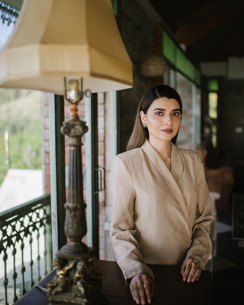 #NimratKhaira spells class in her semi-formal style and sleek look🤎🤩