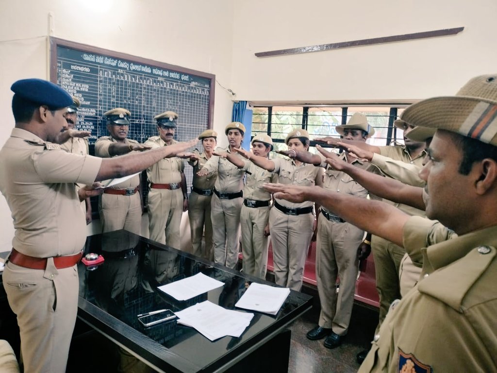 SPHassan2's tweet photo. ಇಂದು ಹಾಸನ ಜಿಲ್ಲಾ ಪೊಲೀಸ್ ವತಿಯಿಂದ                    " ಅಂತರಾಷ್ಟ್ರೀಯ ಪ್ರಜಾಪ್ರಭುತ್ವ ದಿನದ " ಅಂಗವಾಗಿ ಜಿಲ್ಲಾ ಪೊಲೀಸ್ ಕಛೇರಿಯನ್ನು ಒಳಗೊಂಡಂತೆ ಜಿಲ್ಲೆಯ ಎಲ್ಲಾ ಪೊಲೀಸ್ ಠಾಣೆಗಳಲ್ಲಿ ಅಧಿಕಾರಿಗಳು ಮತ್ತು ಸಿಬ್ಬಂದಿಗಳಿಂದ ಭಾರತ ಸಂವಿಧಾನದ ಪೀಠಿಕೆಯನ್ನು ಓದಿ ಪ್ರತಿಜ್ಞಾವಿಧಿಯನ್ನು ಸ್ವೀಕರಿಸಲಾಯಿತು.
@DgpKarnataka https://t.co/RotqQkC60O