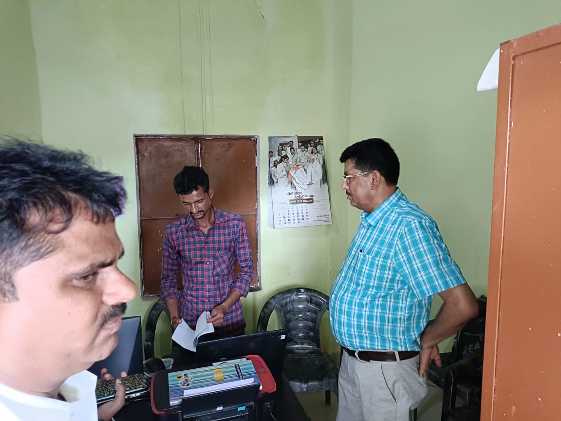 CdoLalitpur's tweet photo. आज बलिनी मिल्क प्रोड्यूसर कम्पनी तालबेहट का स्थलीय निरीक्षण,ग्राम पंचायत चौबारा  विकास खंड तालबेहट में ग्राम चौपाल में प्रतिभाग,जूनियर हाईस्कूल क‌‌ड़ेसराकला का निरीक्षण एवम मिलेट्स पुनरुद्धार कार्यक्रम में मेरे द्वारा प्रतिभाग किया गया एवम संबंधित को आवश्यक दिशा निर्देश दिए गये। https://t.co/7UUpCMJdta