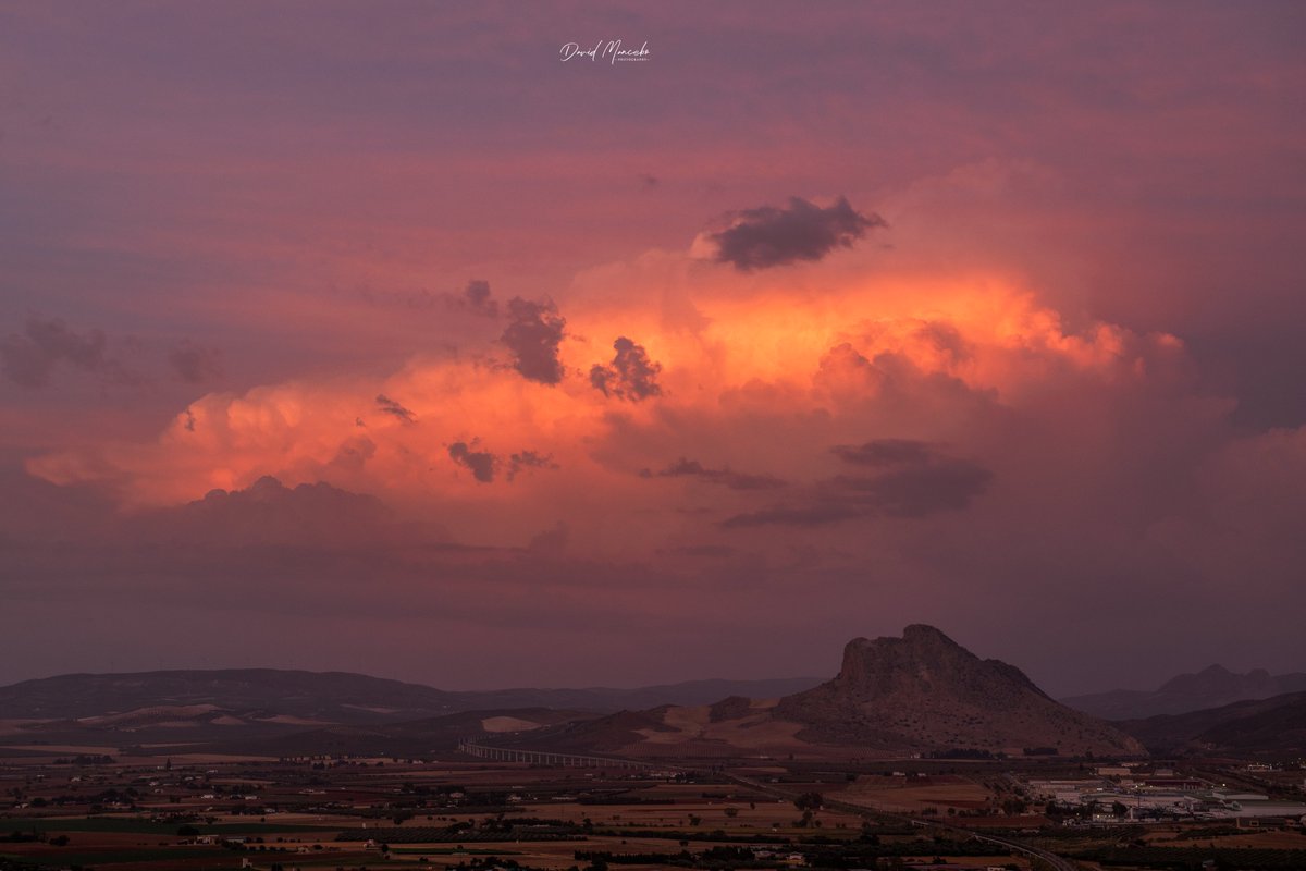 objtormentas's tweet photo. Un par de instantes de la espectacular #tormenta de ayer de Alcalá la Real #Jaen vista desde Antequera en #Málaga https://t.co/bOeKjyvk3C