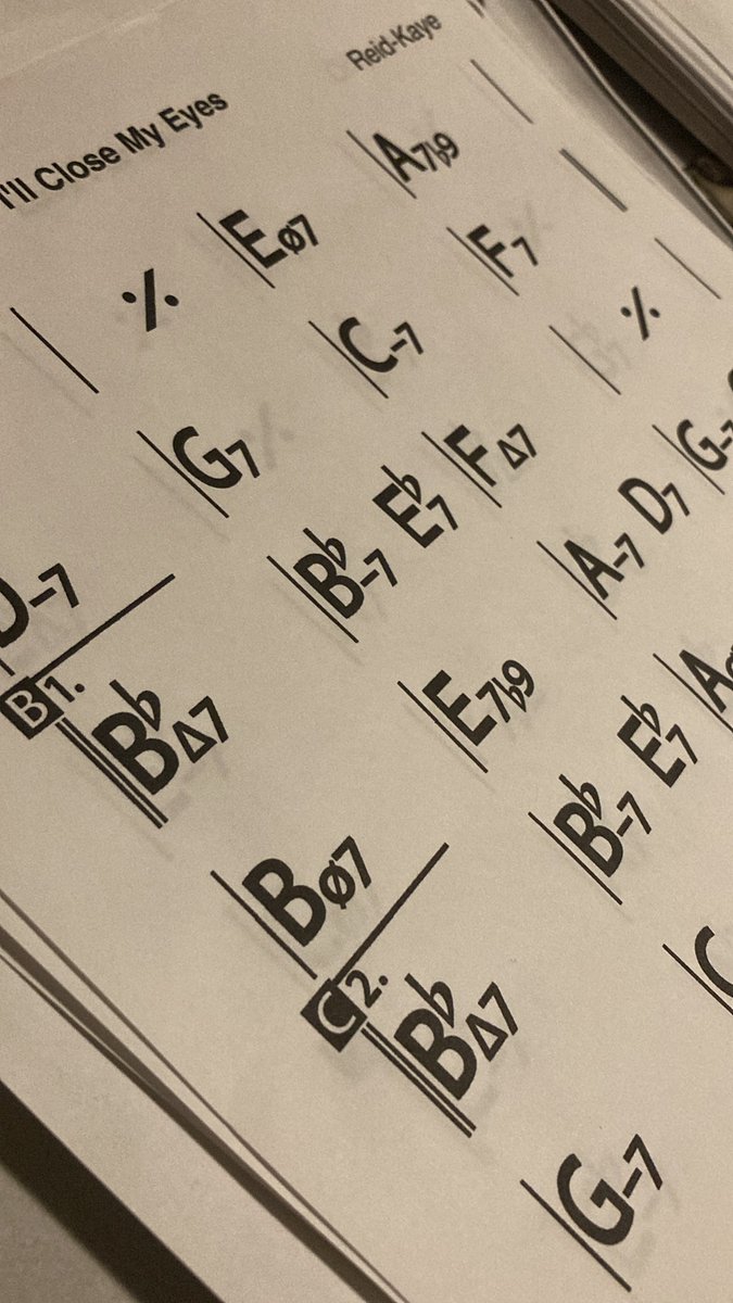 loki_saxophon's tweet photo. 偽終止っぽくメジャーツーファイブをマイナーツーファイブに見立ててフレーズを作るとアウト感があっていい。
ツーファイブが続いて解決しない場合は個人的にあんまりサウンドしない気がする。 https://t.co/gHJzGxUZSy