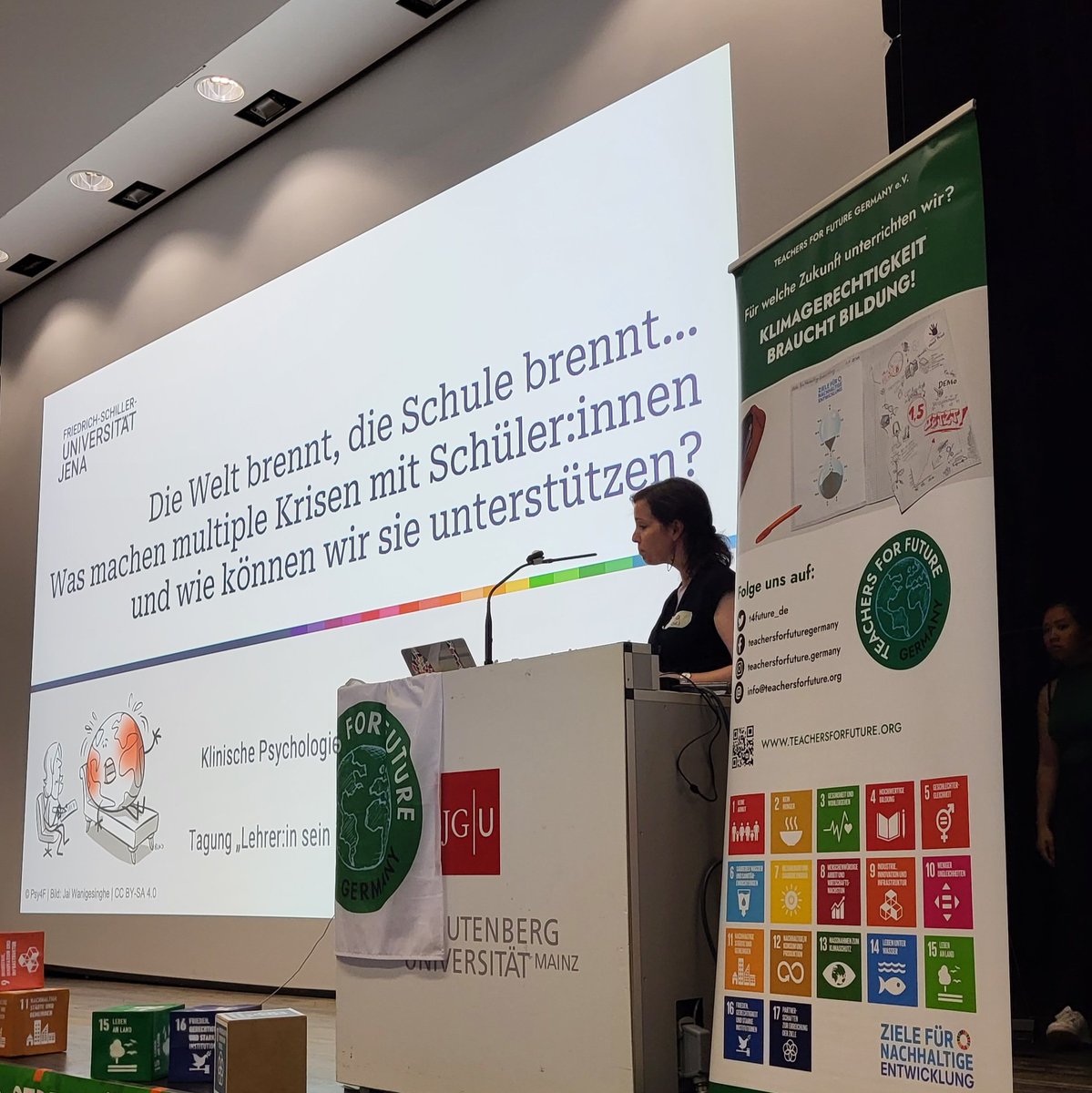 Nach einem wunderbaren WarmUp beginnt jetzt <a href="/julia_asbrand/">Julia Asbrand (she/her)</a> mit ihrer Keynote bei der <a href="/t4future_de/">Teachers for Future Germany</a> Tagung zur Frage: Was macht die multiple Krise mit Schüler*innen! 
#polBNT