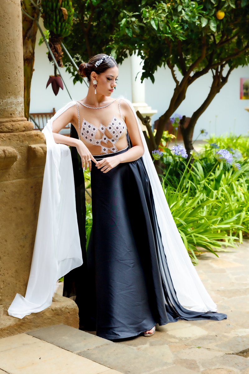 ANTAGONISTA By JaviLar

🖤“Un héroe sacrificaría su amor por salvar el mundo, un villano sacrificaría el mundo por salvar a su amor”🖤

#javilarwoman #tenerifemoda #momadmadrid #modaespañola #fashionwoman #woman #dreess #antagonista #calado #artesania #madeinspain #modaespaña