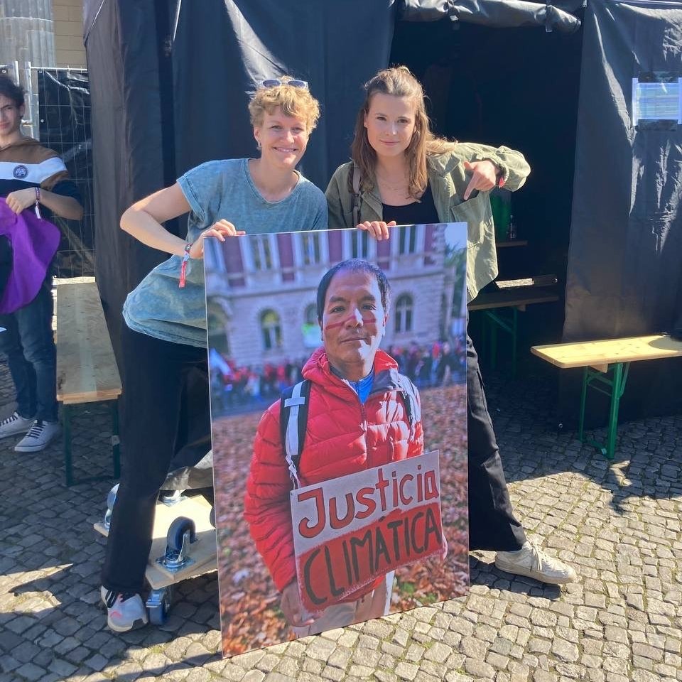 Germanwatch's tweet photo. Heute auf der Klimademo von @fridayforfuture: Unsere Kollegin Caro & @Luisamneubauer hielten nacheinander Reden am Brandenburger Tor.๐๐
Luisa unterstรผtzt schon seit Jahren die Klimaklage von Saรบl Luciano Lliuya. Du auch? Hier geht's zur Mitmach-Aktion: https://t.co/qOMpbdAeac https://t.co/Fw4hdiw0PV