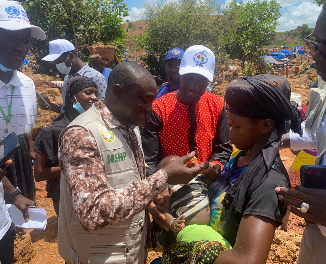 DNELMGN's tweet photo. Le Directeur National de l’Epidémiologie et de la Lutte contre la Maladie est en action sur le terrain avec l’équipe du District sanitaire de Siguiri et les PTFs pour une forte adhésion de la communauté à la vaccination. https://t.co/9exGF7bRSF