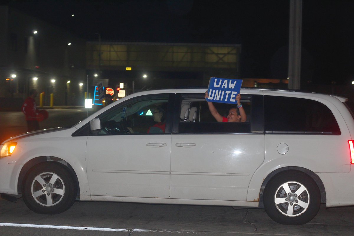 annaliznichols's tweet photo. Views from the United Auto Workers strike at the Ford Michigan Assembly Plant in Wayne, Michigan Thursday night. https://t.co/UNgrxWP9GP
