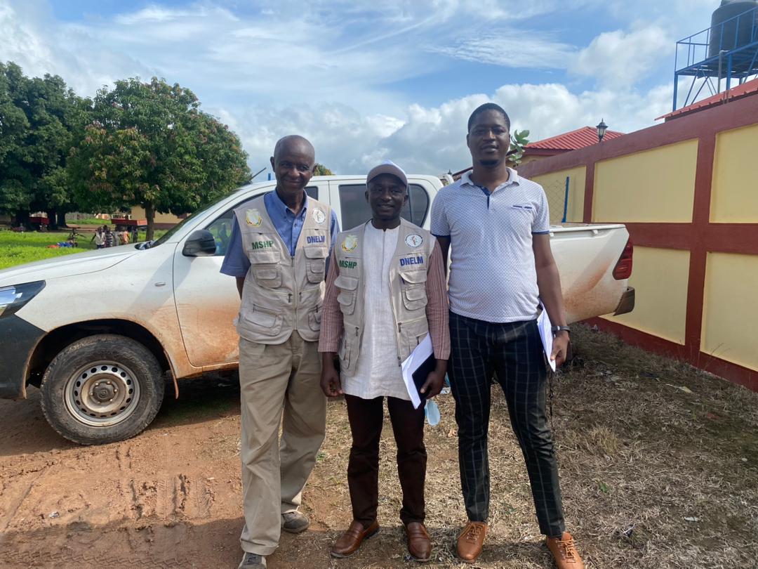 DNELMGN's tweet photo. Le Directeur National de l’Epidémiologie et de la Lutte contre la Maladie est en action sur le terrain avec l’équipe du District sanitaire de Siguiri et les PTFs pour une forte adhésion de la communauté à la vaccination. https://t.co/9exGF7bRSF