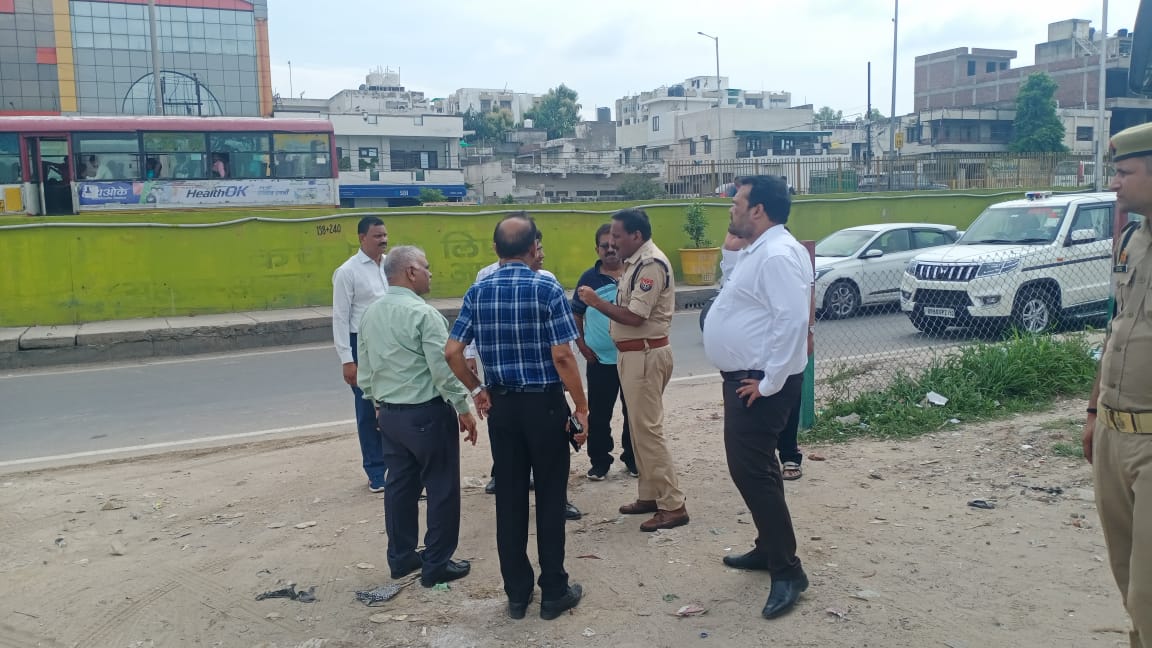Agratraffic's tweet photo. आज दिनांक 15.09.2023 को #addl_dcp_traffic_sir और #adm_city_sir,#UPSRT के अधिकारियों के साथ अबूलालाह दरगाह तिराहा का निरीक्षण किया गया एवं सुगम सुचारू यातायात व्यवस्था हेतु संबंधित को आवश्यक दिशा-निर्देश दिए गए। @agrapolice @uptrafficpolice https://t.co/xu11i6WuDD
