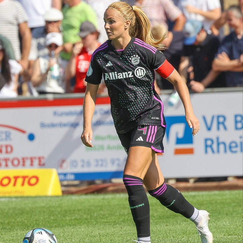 FCBfrauen's tweet photo. ©️ FC Bayern Frauen benennen Kapitäninnen für 2023/24: @glodisperla, @SarahZadrazil und @StanwayGeorgia.

ℹ️ Alle Infos: https://t.co/1mYs3Ob4W7

#FCBayern