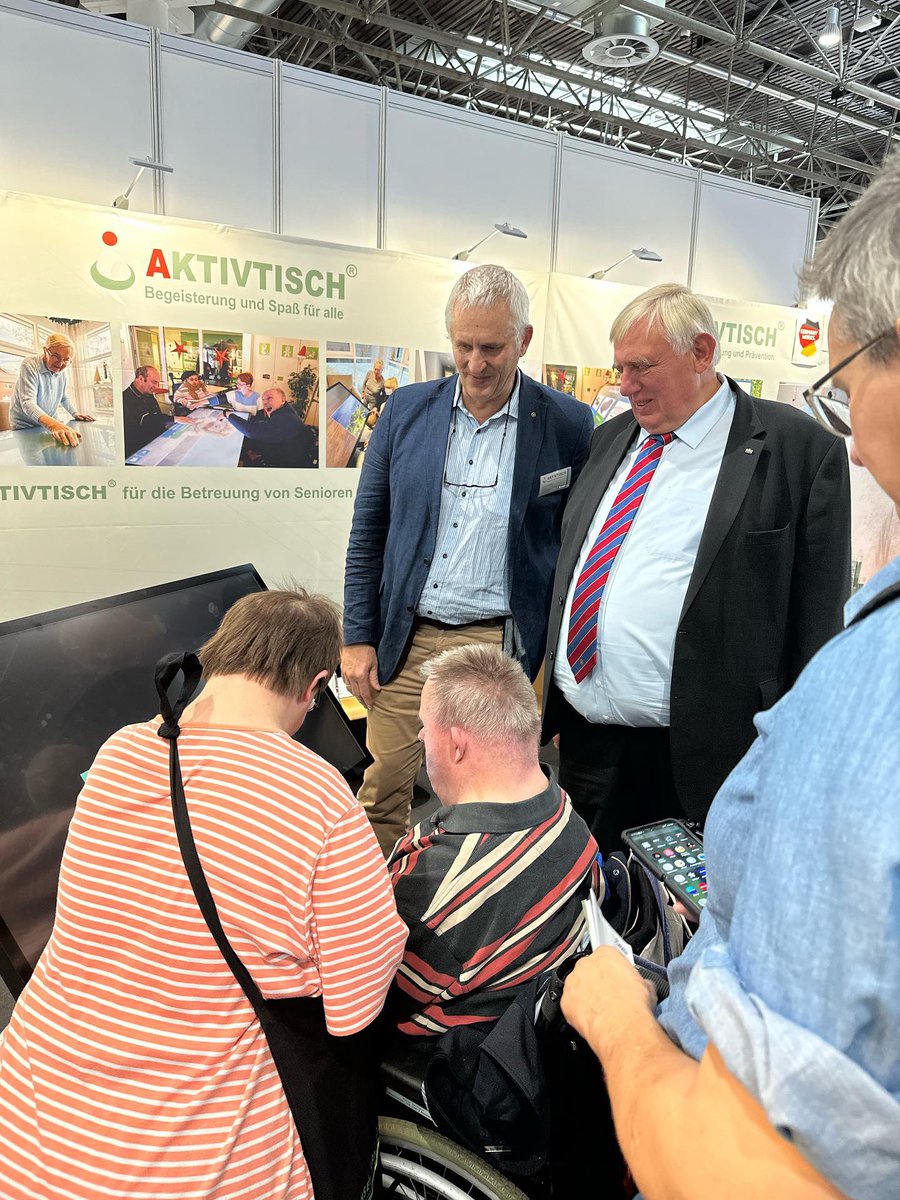 Gestern bei der <a href="/REHACARE/">REHACARE</a>: Gesundheitsminister #Laumann schaute sich bei einem Messerundgang auf der Fachmesse für #Pflege und #Rehabilitation das Angebot an Hilfsmitteln, Dienstleistungen und Produktneuheiten an und informierte sich über Neuheiten. ➡️ mags.nrw/pressemitteilu…