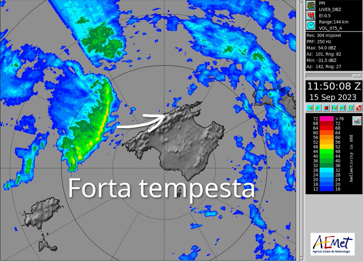 ⚠️⛈️En 20 o 30 min aquesta forta tempesta impactarà sobre Mallorca. A part de les precipitacions intenses, podria causar ratxes molt fortes de vent (70-110 km/h). ⚠️🟠AVÍS TARONJA a la Serra de Tramuntana i a S de Mallorca. Avís groc a la resta de Mallorca i a les Pitiüses.