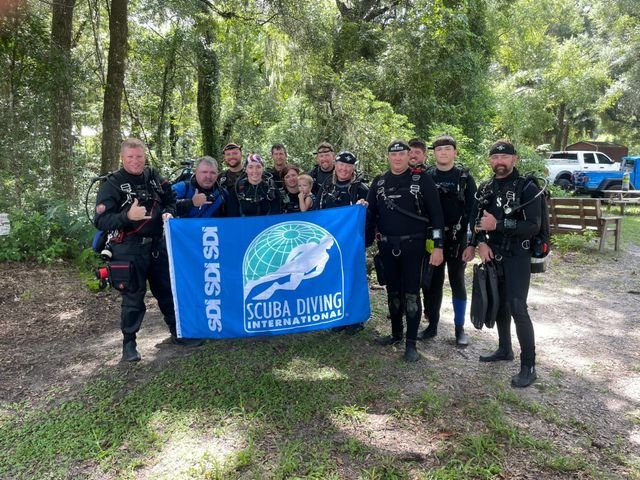 SDIdivers's tweet photo. We got a big group bringing on Flag Friday this week! Gotta start the weekend right, grab your dive buddies and go. 🧑‍🤝‍🧑🤿

A special congrats to Justin Costa for receiving his AOW and Nitrox Certs! 👏

#FlagFriday #SDIDivers #WeAreScubaDiving #UnderwaterWorld #diveflagfriday https://t.co/PhkI5SQPEZ