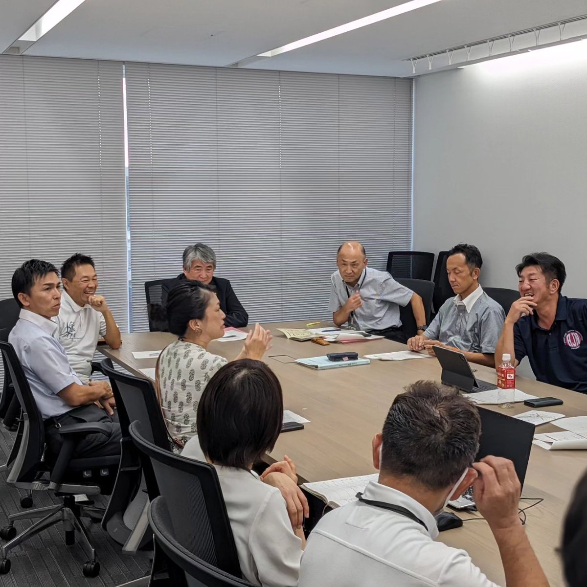 PlanOyamaGo's tweet photo. 9/14(木)にプラン推進組織の設立に向けた第2回プレ会議を開催しました!
コア���ンバーだけの会議の予定が、急遽、市長、副市長や幹部の��々と意見交換をすることに...!
和やかな雰囲気のなか、組織づくりのヒントを得られてとても貴重な時間になりました。
#小山市 #planoyama https://t.co/chnVDE89Wa