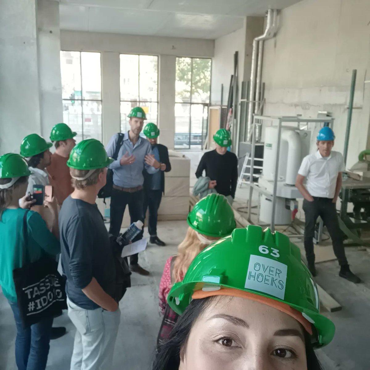 vanessabruin010's tweet photo. WERKBEZOEK: OVERHOEKS
Rondleiding door de architect èn de bewoners! Bijzondere is dat dit SAMEN met de bewoners is ontwikkeld. Noemen ze CPO 😉
#overhoeks https://t.co/gvcLRrFF4o