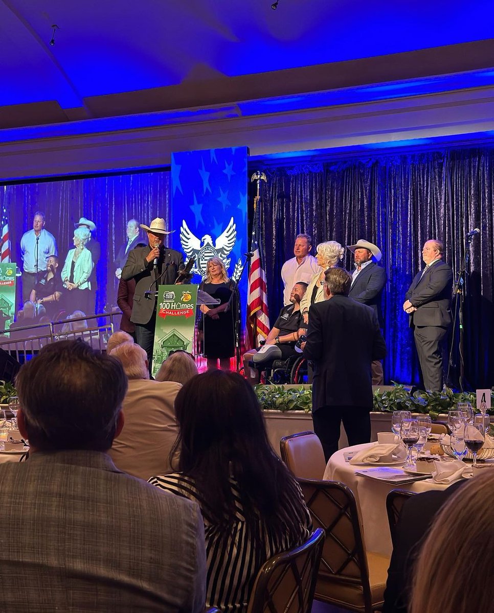 Team_neverquit's tweet photo. Great to meet you too! 🙌🏼  We are telling y'all, we have THE BEST people in our community.  🇺🇸 😊 #TeamNeverQuit

📸 REPOST: @tejano_space_cowboy
Such an honor meeting Marcus Luttrell at the Summer Salute to Heroes and Patriot Awards. #LoneSurvivor #NeverQuit #TexasBred https://t.co/OKPKhypPnv