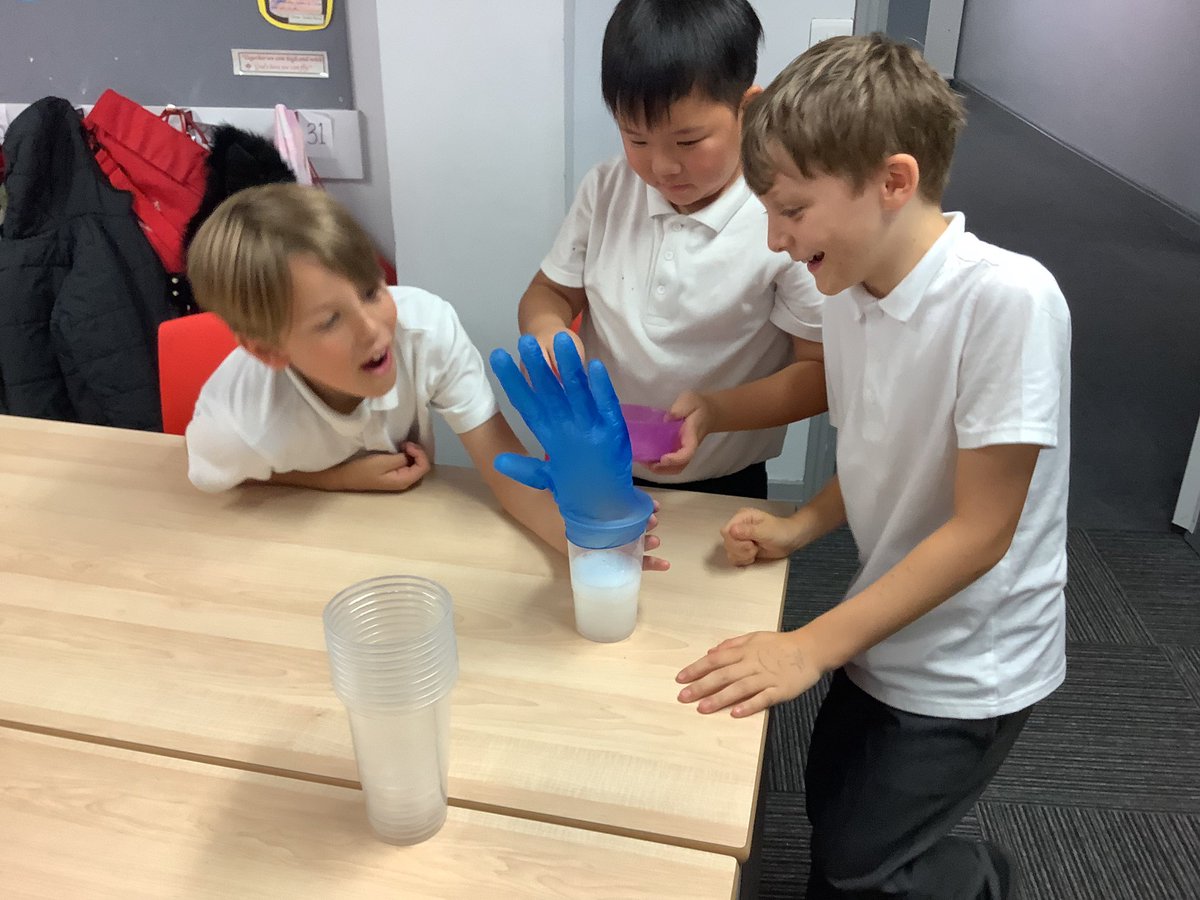 StPhilipsY5B's tweet photo. This week Year 5 have had a fantastic opportunity to do some amazing experiments in Science. We had a great time! @StPhilipCEAP #TeamStPhilips https://t.co/XYV8N73FbP