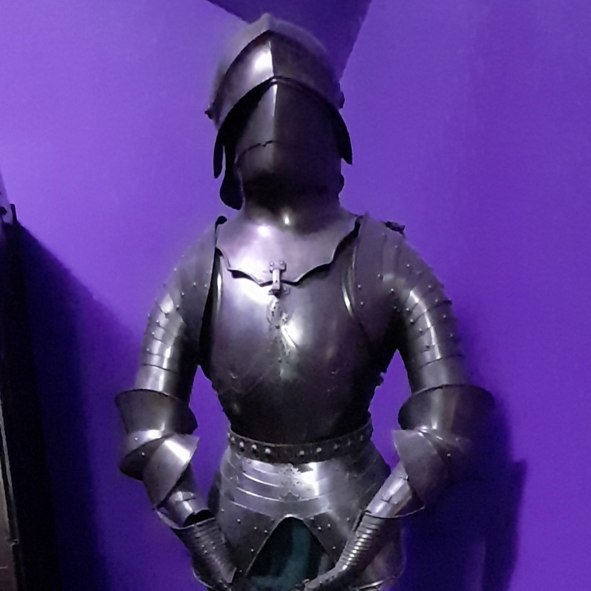 PatFurstenberg's tweet image. 🏰 When fashion meets function with a touch of medieval drama.
⚔️ Who needs a wardrobe malfunction when you can have sword &amp;amp; armor clank in style? 🖤 

#KnightLife #GothicGlamour #blacksmith #FridayFinds #medieval 
📷Pat' @ National Museum of Romanian History Bucharest #Im4Ro