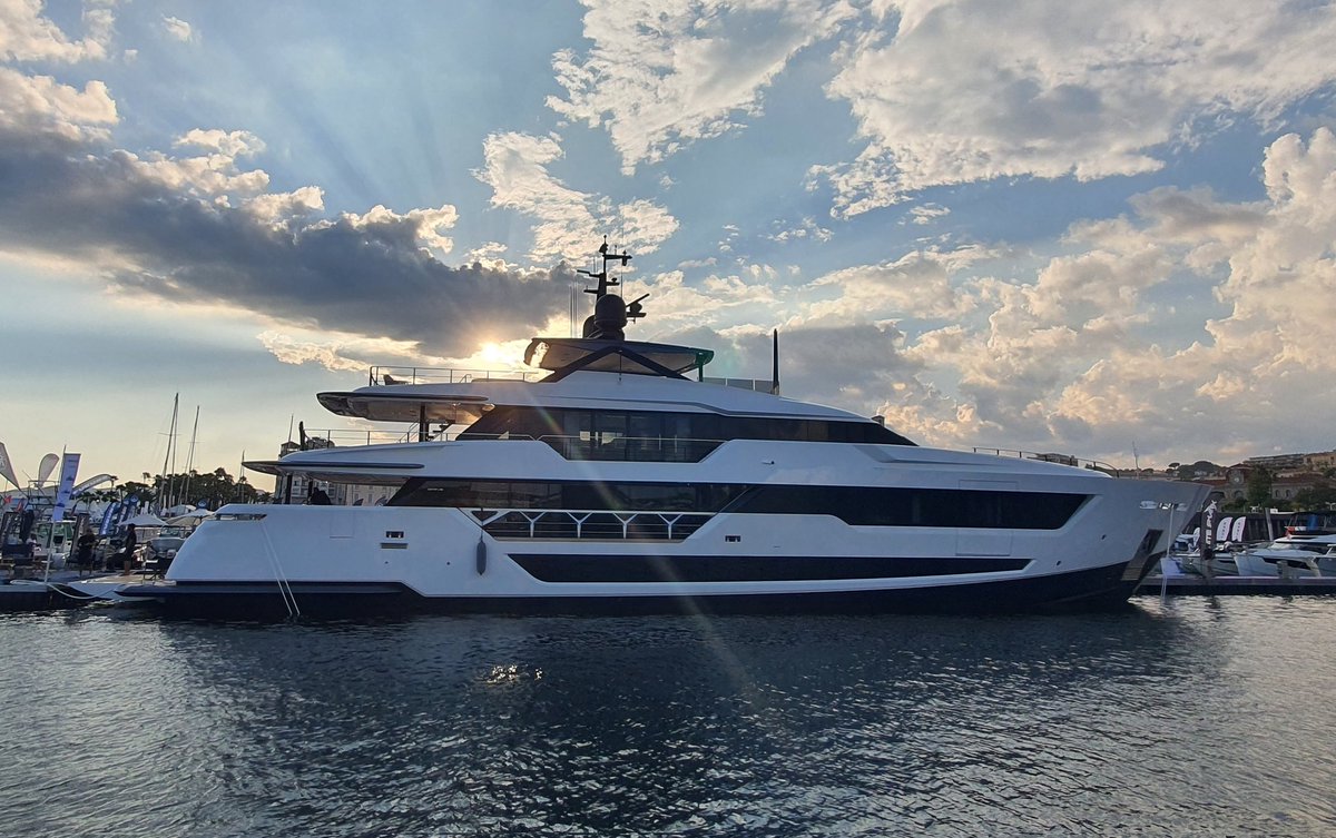 Customline 140 - 42.15m
#gruppoferretti #ferretti #sunset #boat #cyf23 #Cannes2023 #yacht #boat #deck #pic #sea #yacht #showmore #next #mys23