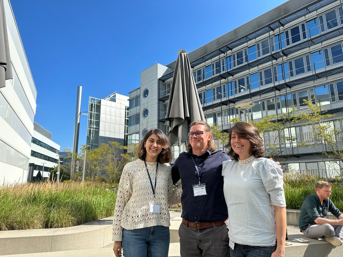 HatisMutlu's tweet image. The artificial (AI) Polym Chem @kuelumbus surrounded by the "natural" Polymer Chemists @azrakocaarslan and @PolyBioPotsdam at 30. BioOrganic symposium organized by @pavelkielkowski, David Konrad, Oliver Thorn-Seshold, Fumito Saito and Golo Storch